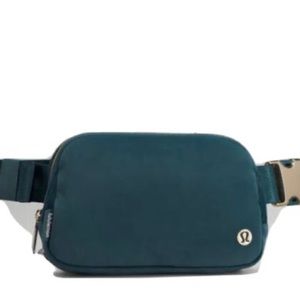 Lululemon Everywhere belt bag velour green jasper/gold
